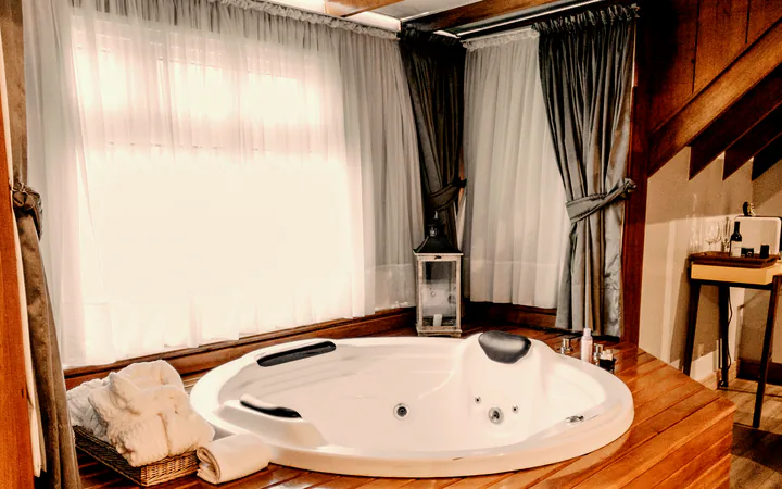 Jakuzili VIP süit — loş ışıkta sıcak su keyfi, Alev Spa