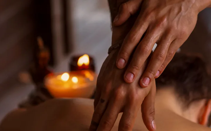 Mum ışıklı süitte sırt masajı — Alev Spa İstanbul