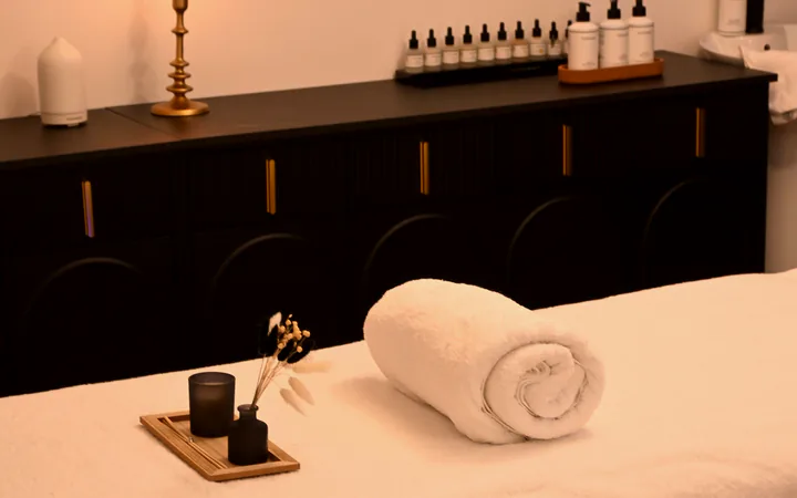 Alev Spa karşılama salonu; sıcak ve loş atmosfer