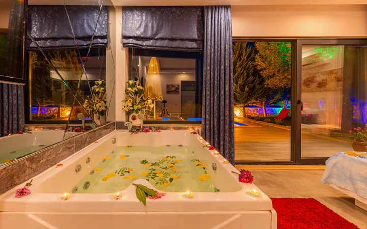 Alev Spa İstanbul; loş ışıklı jakuzili VIP süit