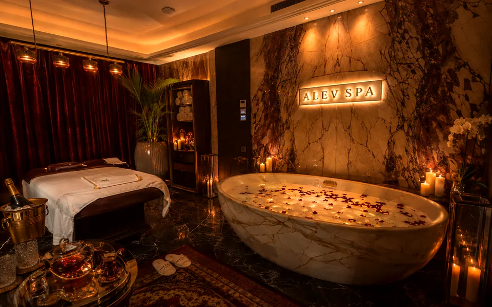 Alev Spa VIP süiti · mum ışığında jakuzi ve ikram köşesi
